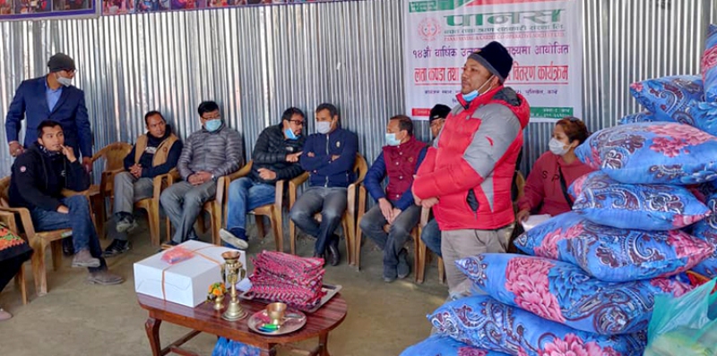 पानस साकोसद्धारा लत्ताकपडा तथा खाद्यान्न सामग्री प्रदान